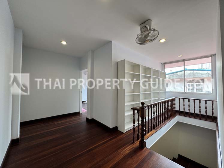 House with Shared Pool in New Petchburi 